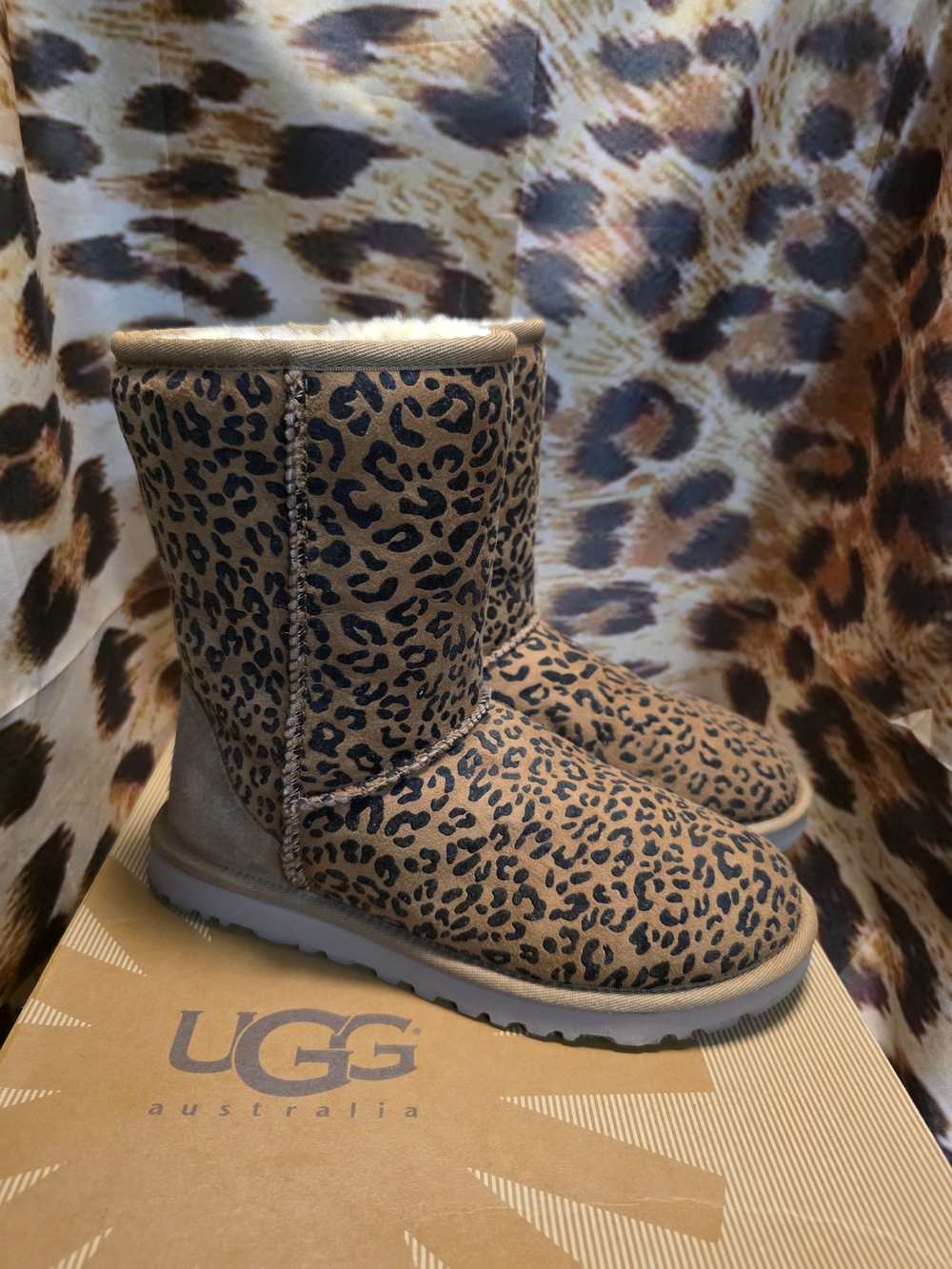 UGG CLASSIC SHORT Boots in Leopard Print - Chestnut/Black - Size 6
